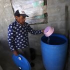 Debido a la intermitencia del servicio de agua, los moradores del barrio tienen contenedores en sus viviendas para recoger el agua.
