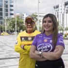 Carolina y Leonel, padre e hija, unidos por su afición a Barcelona esperan la Noche Amarilla de este jueves 6 de febrero en Quito.