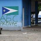 Urguía (Colombia). Una mujer aparece cerca de grafitis de las Autodefensas Gaitanistas de Colombia (AGC).
