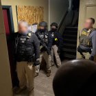 Agentes de varias dependencias del cumplimiento de la ley durante una operación migratoria realizada en Aurora, Colorado (Estados Unidos).
