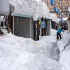 Una persona retira nieve de una calle después de una fuerte nevada en Obihiro, norte de Japón.