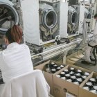 Trabajadores en una empresa de insumos de España.