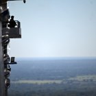 Un soldado hace guardia desde una torre dentro de la mega prisión del Centro de Internamiento Antiterrorista (CECOT), donde se encuentran recluidos cientos de miembros de las pandillas MS-13 y 18, en Tecoluca.
