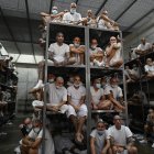 Los reclusos permanecen en una celda de la mega prisión del Centro de Internamiento Antiterrorista (CECOT).