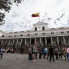 Fotografía de archivo de Ciudadanos ecuatorianos caminando a las afueras del Palacio de Gobierno en Quito (Ecuador).