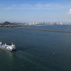 En esta vista aérea, un carguero ingresa al Canal de Panamá por el lado del Océano Pacífico en la Ciudad de Panamá el 4 de febrero de 2025.