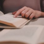 Libro. La obra de Cino está compuesta por trece relatos que presentan personajes inusuales.