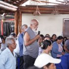 Reunión. Los agricultores en un diálogo con el representante de BanEcuador.