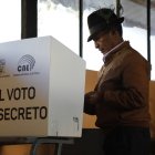Fotografía de archivo de ciudadanos votando en Quito (Ecuador).