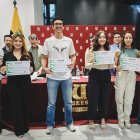 Alumnos de la UEES reciben su reconocimiento.