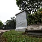 Vandalismo. Las placas de los monumentos han sido hurtadas.