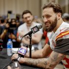 El ala cerrada de los Kansas Chiefs, Noah Gray, habla con los medios de comunicación en el hotel del equipo antes del Super Bowl LIX de la Liga Nacional de Fútbol en Nueva Orleans, Luisiana, EE. UU.