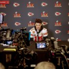 El mariscal de campo de los Kansas Chiefs, Patrick Mahomes, habla con los medios de comunicación en el hotel del equipo antes del Super Bowl LIX de la NFL.