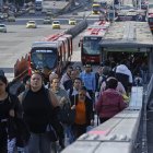 Personas salen de una estación de Transmilenio durante el "día sin carro y sin moto" este jueves, en Bogotá (Colombia).