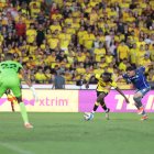 Janner Corozo (c), delantero del Barcelona SC, intenta rematar a puerta del Emelec, durante la Noche Amarilla del 1 de febrero.