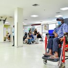 Recorrido. Pacientes esperan ser atendidos. Aprovecharon para manifestar algunos malestares en la atención.