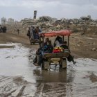 Palestinos viajan en la parte trasera de un rickshaw en la ciudad de Gaza en medio de un alto el fuego entre Israel y Hamás, Franja de Gaza, 6 de febrero de 2025.