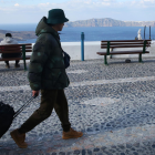 Habitantes de la isla Santorini huyen.