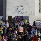 La gente se reúne para protestar contra la administración Trump frente al Ayuntamiento de Los Ángeles, California, EE.UU., el 5 de febrero de 2025.