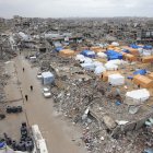 Gaza. Los palestinos se refugian en tiendas de campaña entre edificios en Jabalia, en el norte de la Franja.