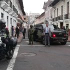Verónica Abad, vicepresidenta de la República, espera en el interior de su vehículo rodeado de la seguridad a una cuadra de su despacho.