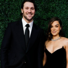 Josh Allen y Hailee Steinfeld hicieron su primera aparición juntos en una alfombra roja en los NFL Honors este 2025.