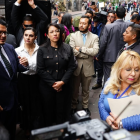 Verónica Abad y sus abogados, con la jueza Nubia Vera, frente a la Vicepresidencia, en el centro de Quito.