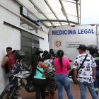 Familiares del comerciante informal acudieron hasta el hospital Bicentenario, donde se confirmó su muerte.