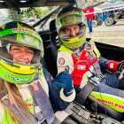 Mimi Barona (i) durante la competencia de rally como copiloto de Sebastián Guayasamín.