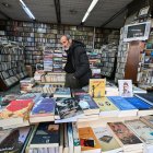 Un hombre hojea publicaciones en una librería en Damasco el 26 de enero de 2025.