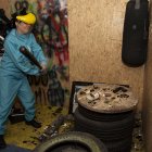 En el sitio, los visitantes utilizan herramientas y bates para romper botellas, platos, vasos y objetos electrónicos.