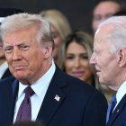 El presidente de Estados Unidos, Donald Trump, conversa con el exmandatario Joe Biden el día de su posesión, el 20 de enero de 2025.