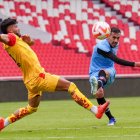 Lisandro Alzugaray (d) marcó el segundo tanto de Liga de Quito ante Aucas.