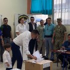 Daniel Noboa ejerció su derecho al voto en Olón.