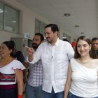 El candidato Gómez llegando a ejercer su voto.