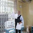 Jimmy Jairala vota junto a su esposa en la Unidad Educativa Bíblica Sendero de Fe en Guayaquil.