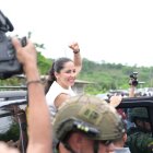La candidata presidencial del correísmo, Luisa González, asiste a votar durante las elecciones presidenciales y legislativas de Ecuador este domingo, en Canuto (Ecuador).