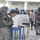 Los efectivos de las Fuerzas Armadas patrullan el cantón para resguardar el proceso electoral, tras un asesinato ocurrido un día antes.