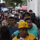 Alrededor de las 7:00, los votantes se dirigieron a sus recintos electorales acompañados de una ligera lluvia.