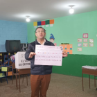 Iván Saquicela ejerce su derecho al voto en Cuenca, acompañado de sus hijas y con el resguardo de un contingente de seguridad.