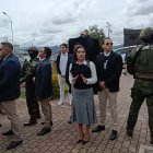 La vicepresidenta llegó a ejercer su derecho al voto con un fuerte equipo de seguridad.