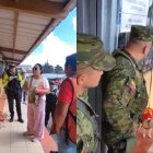Captura de video que circula en redes sociales en donde se muestra a personal de la fuerza pública  hablando con la ciudadana que denuncia que no la dejan votar acompañada de su mascota.