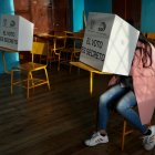 Una mujer vota en la Escuela 10 de Agosto ubicada en el Centro Histórico de Quito.