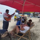 La gente en la playa disfrutó de este domingo de elecciones