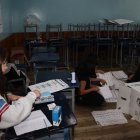 En el Colegio Benalcázar se llevó a cabo el cierre de las votaciones de las Elecciones 2025 y comenzó el conteo de votos.