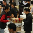 El auditorio del CNE Guayas, en Guayaquil, alberga a representantes de partidos políticos y funcionarios del Consejo Nacional Electoral mientras se lleva a cabo el escrutinio de los votos.