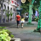 Turismo. Los pocos visitantes que transitan por las noches sobre la calle Panamá se contrasta con los adornos luminosos que ofrece este lugar.
