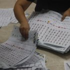 Un miembro de mesa cuenta votos al cierre de la jornada electoral este domingo, en Guayaquil (Ecuador).