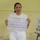 La candidata presidencial del correísmo, Luisa González, asiste a votar durante las elecciones presidenciales y legislativas de Ecuador este domingo, en Canuto (Ecuador).