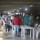 Escenario. Diferentes ciudadanos acudieron a sufragar casi a las 17:00.